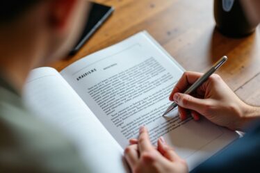 Lettre d'engagement sur l'honneur : exemple type et astuces pour bien la rédiger